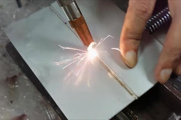 手持式激光焊接機(jī)與傳統(tǒng)焊接機(jī)比有什么優(yōu)勢(shì)？